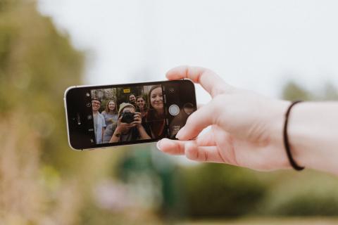 Jongeren maken selfie met smartphone