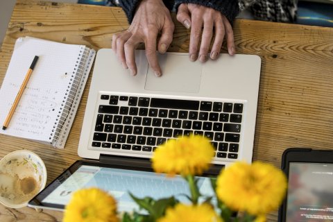 beeld van handen aan laptop