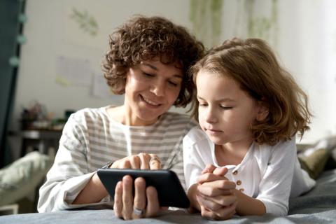 Mama toont iets dochter op smartphone