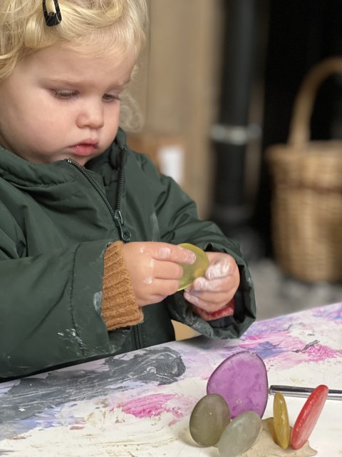 Peuter speelt in kinderdagverblijf Wolkewietje