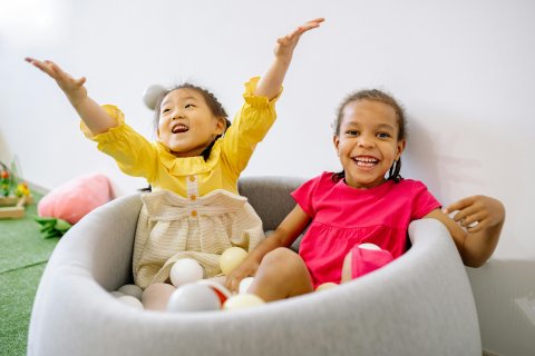 2 meisjes in kussen