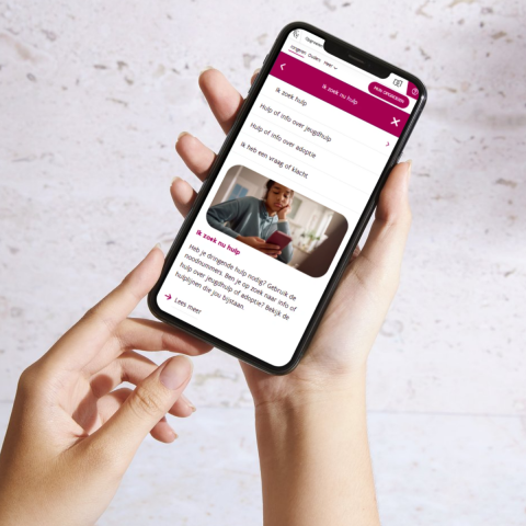 Jongere surft naar website jongeren.opgroeien.be voor hulplijnen