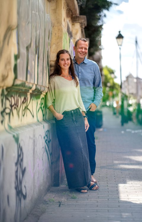 Tine_en_Diederik_staan_buiten_op_straat