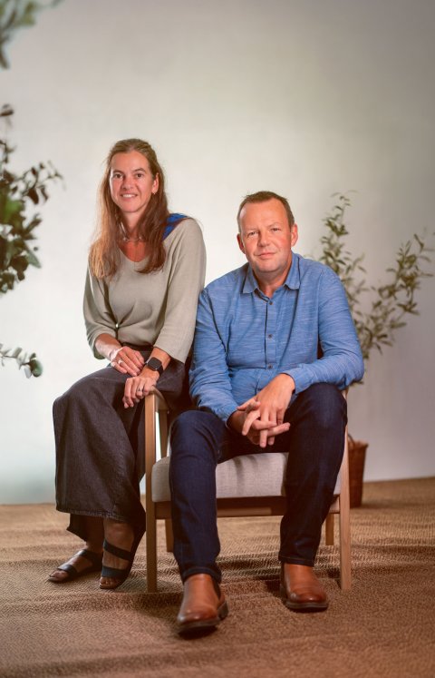 Tine_en_Diederik_zitten_binnen_op_een_zetel