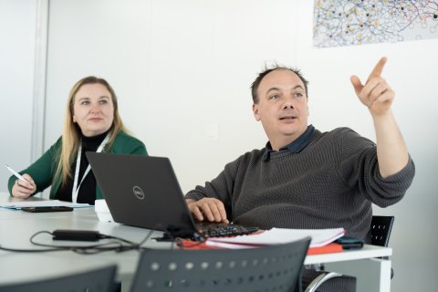 Tine met collega Lieven tijdens een casusgesprek