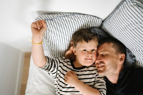 Papa knuffelt jongen met syndroom van Down