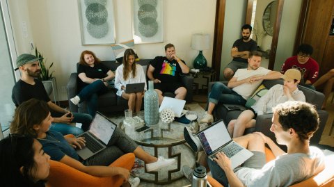 veel-mensen-in-een-kleine-ruimte--samenwerkend--met-laptops