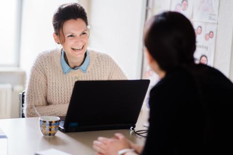 Verpleegkundige Dominique in gesprek met ouder op consultatiebureau Kind en Gezin