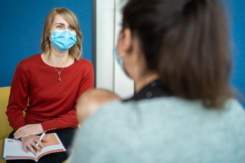 Verpleegkundige Nena Thiebaut in gesprek met ouders tijdens een consultatie
