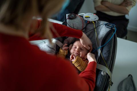 Verpleegkundige Nena Thiebaut voert een oortest uit bij een baby