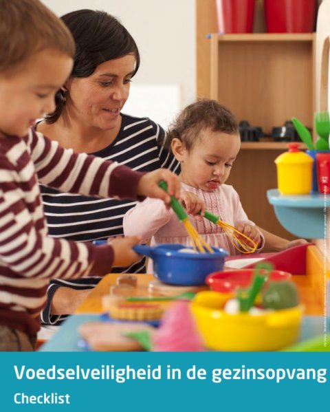 Cover van de checklist voedselveiligheid gezinsopvang met foto van vrouw die keukentje speelt met 2 peuters