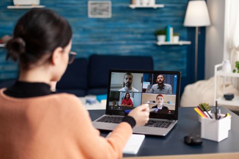 Vrouw neemt deel aan online meeting op laptop