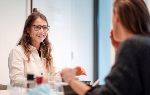 Contextwerker Marthe in gesprek met collega medewerker Opgroeien