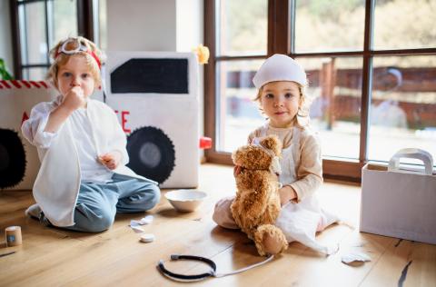 Twee kinderen spelen